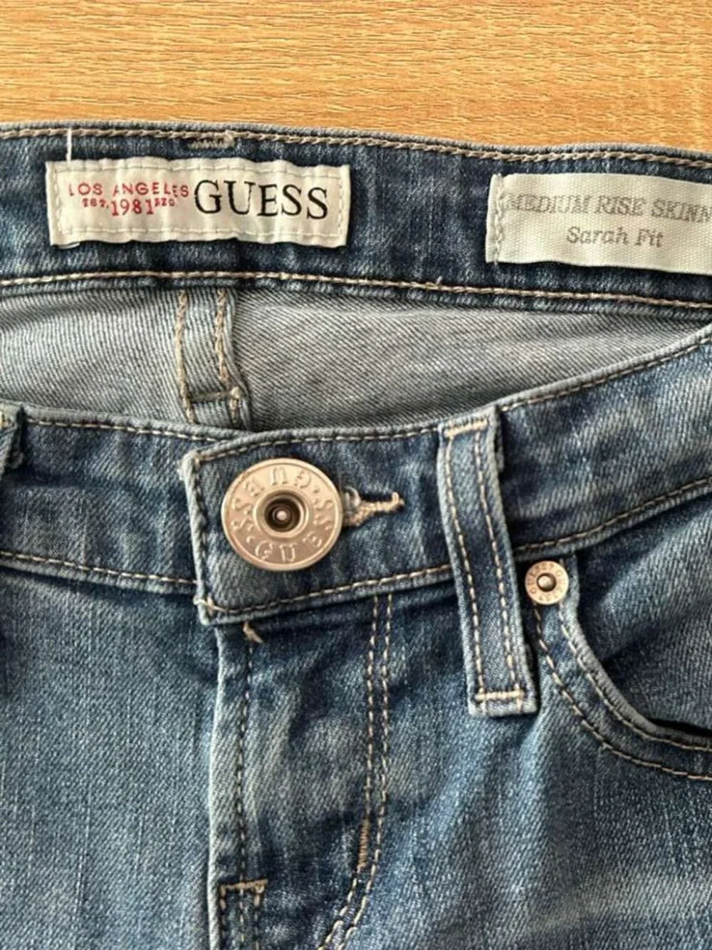 Guess Sarah Fit Skinny Jeans Size 26 Distressed Blue Stretch Denim - Picture 8 of 10